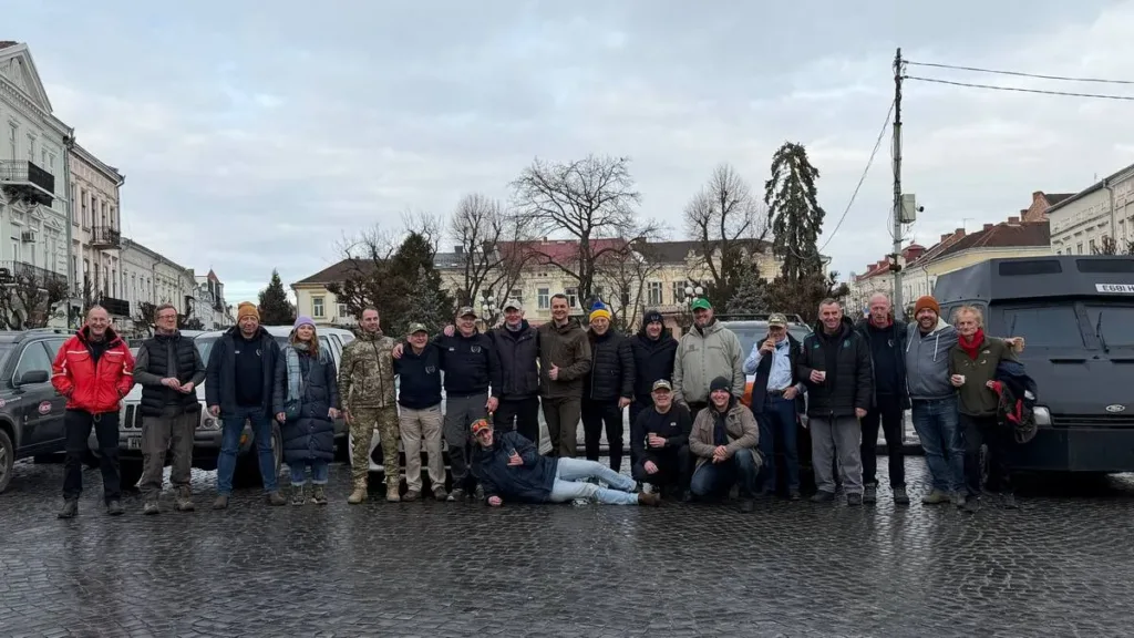 Група людей позує на міській вулиці