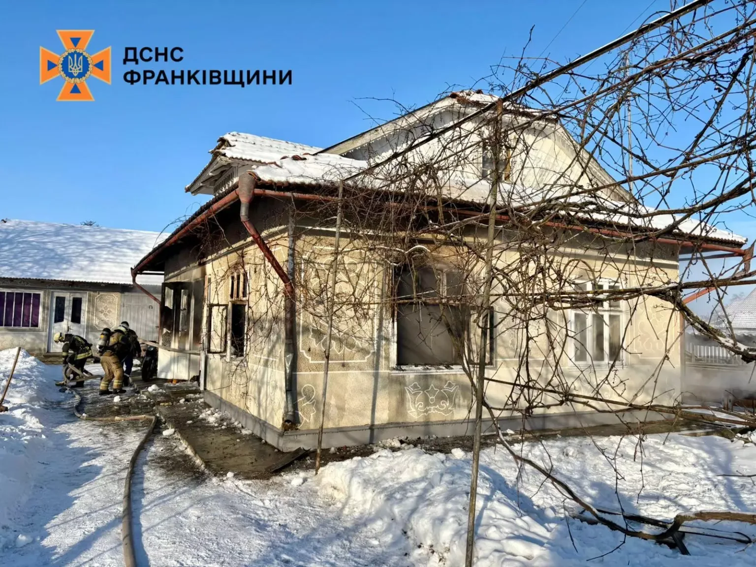 Пожежники гасять будинок взимку у Франківщині