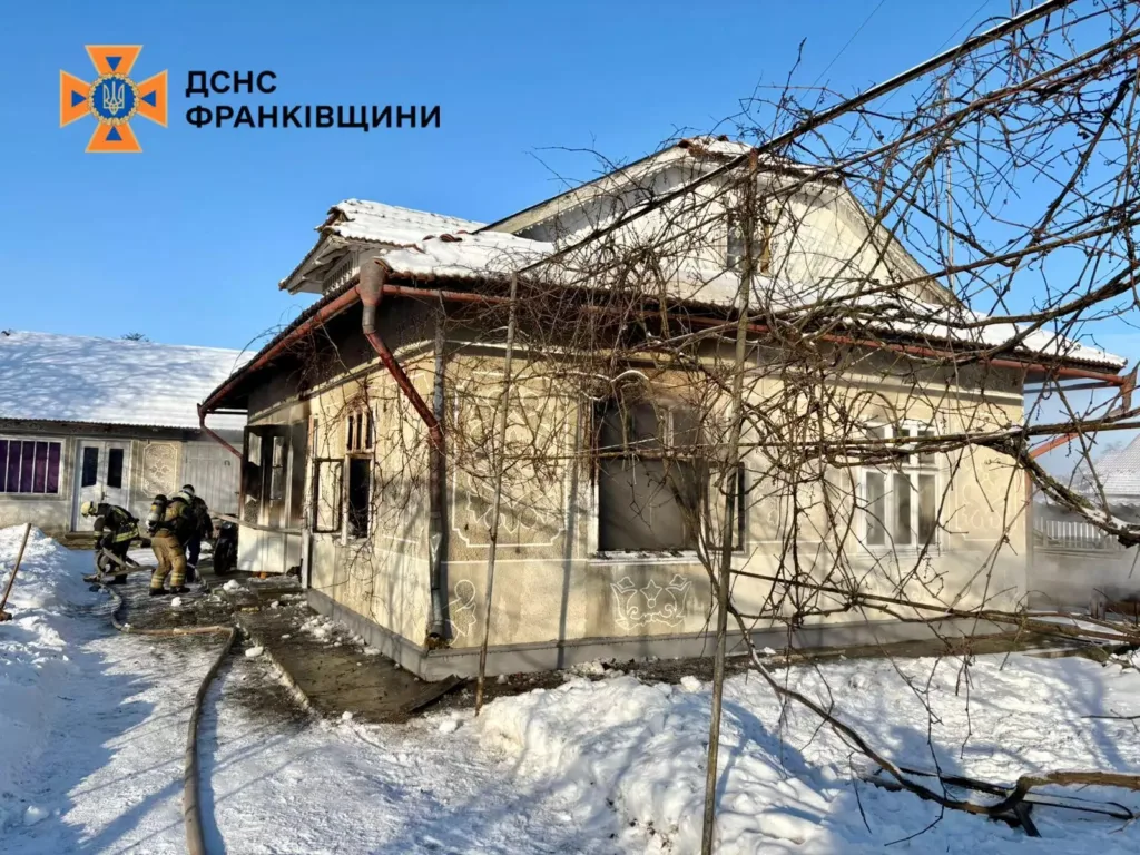 Пожежники гасять пожежу в житловому будинку