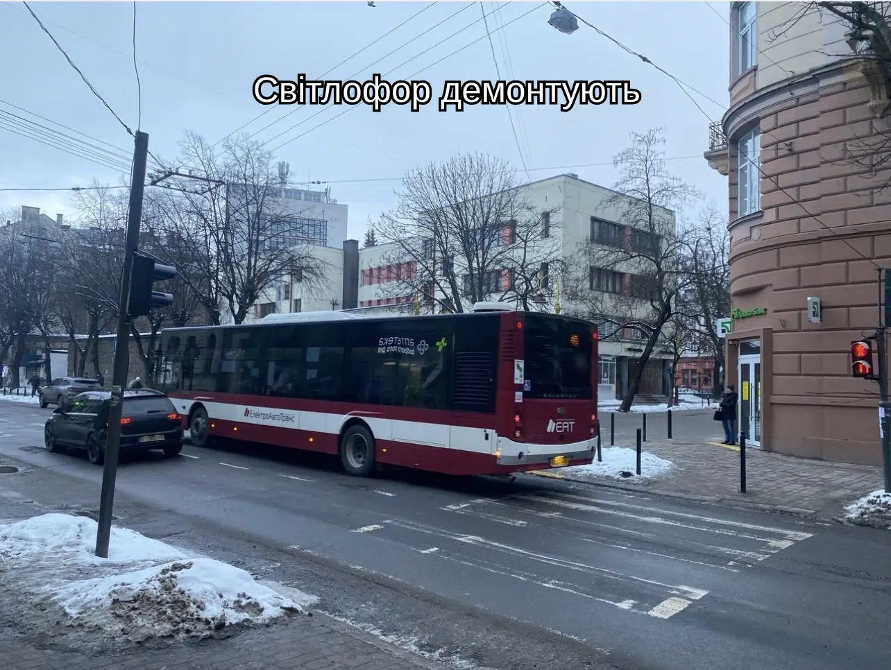 Міський автобус на перехресті біля демонтованого світлофора