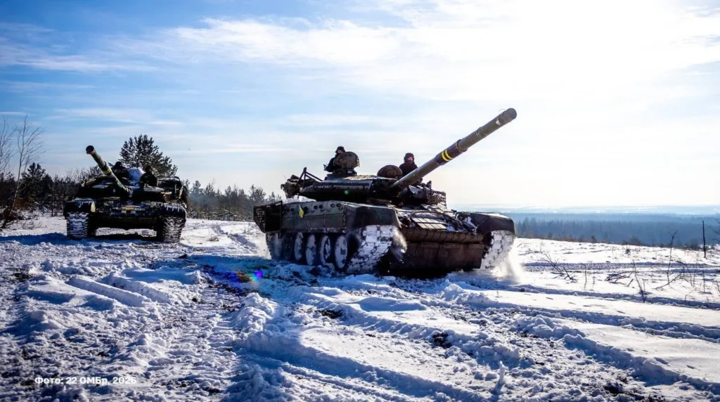 Українські танки рухаються по засніженому полі