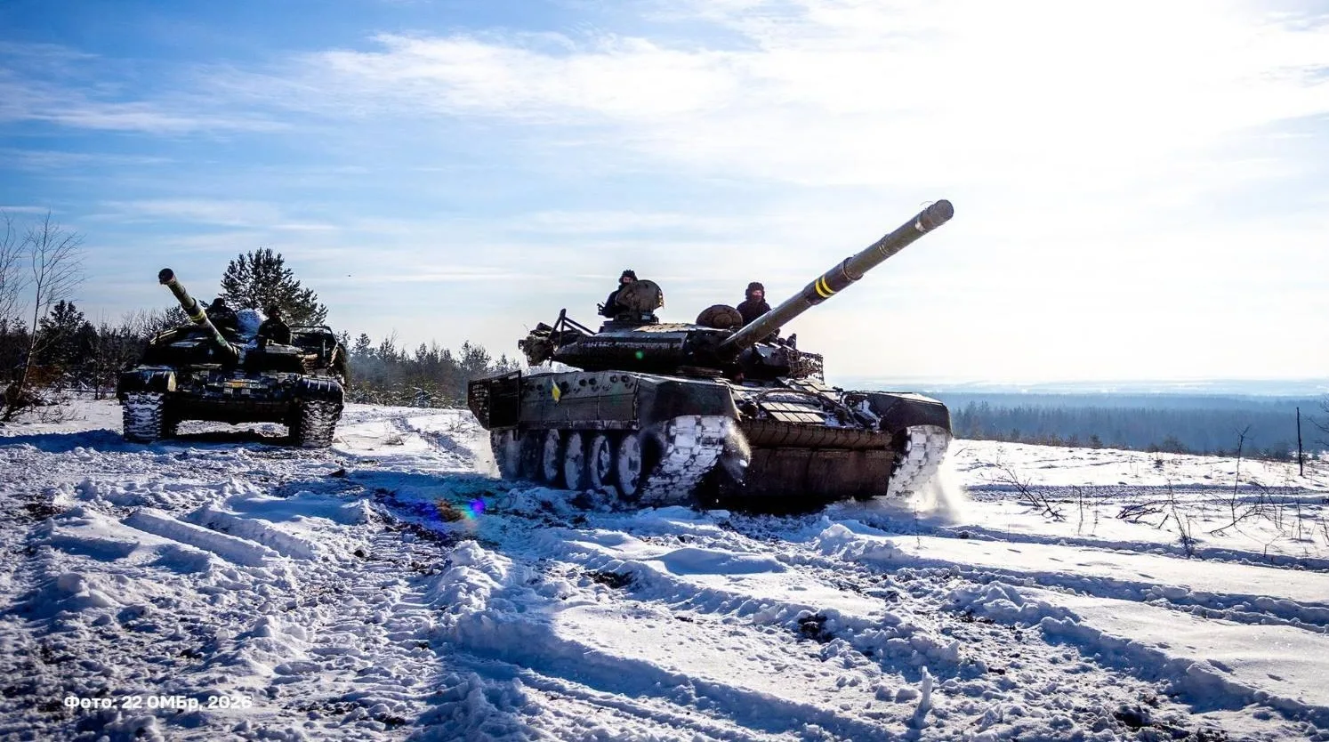 Українські танки рухаються по засніженому полі