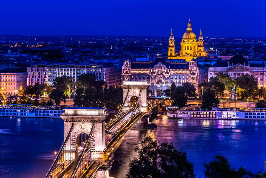 Нічний вид на місто над річкою