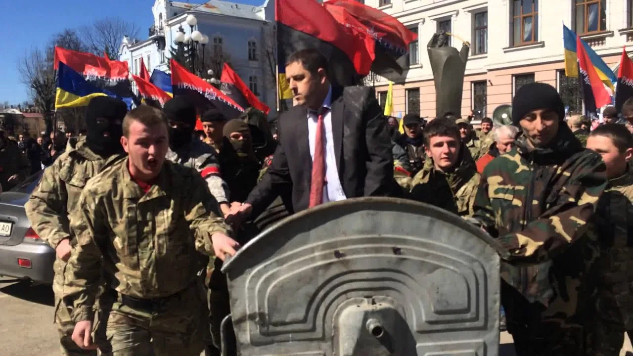 Протест із військовими та прапорами на вулиці