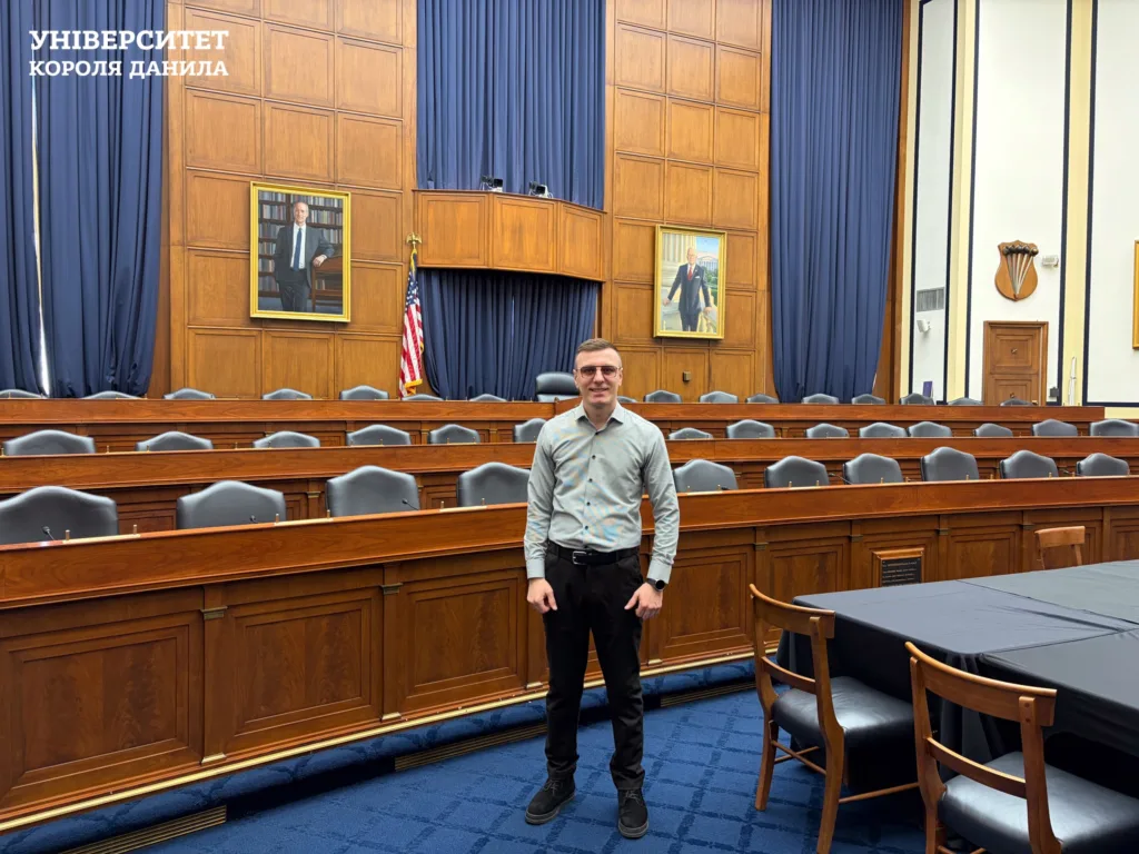 Студент Університету Короля Данила у залі засідань