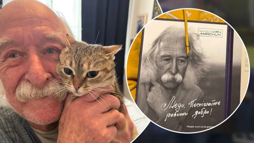 Чоловік тримає кота поруч із власним портретом