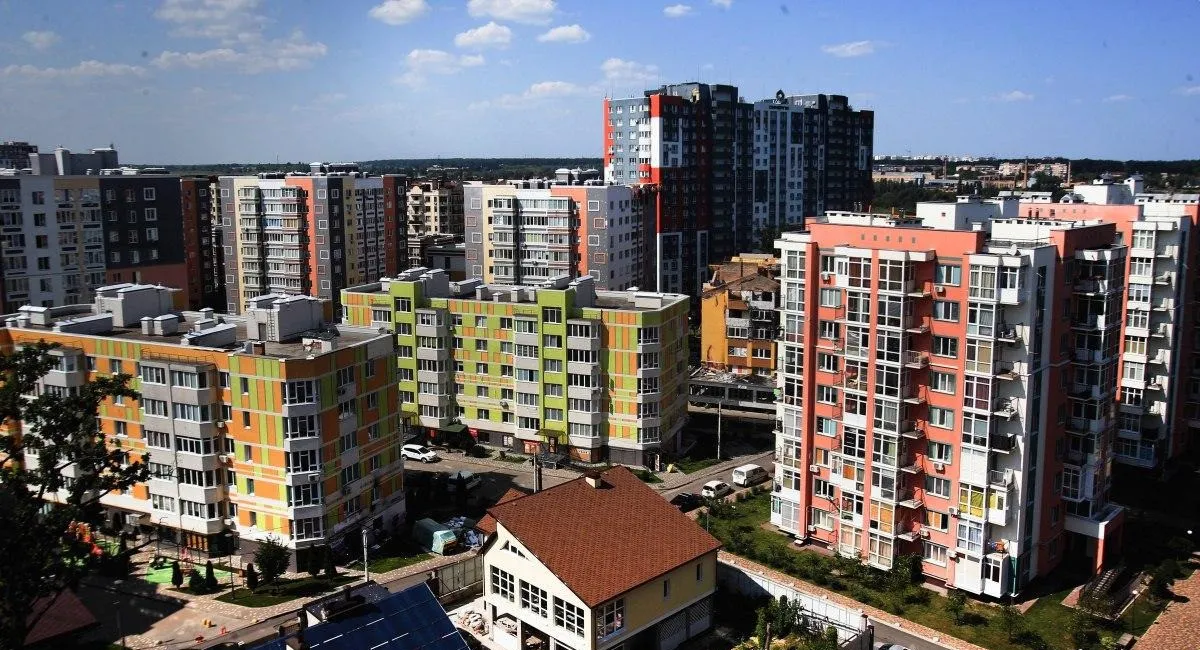 Сучасні багатоповерхівки у житловому районі міста