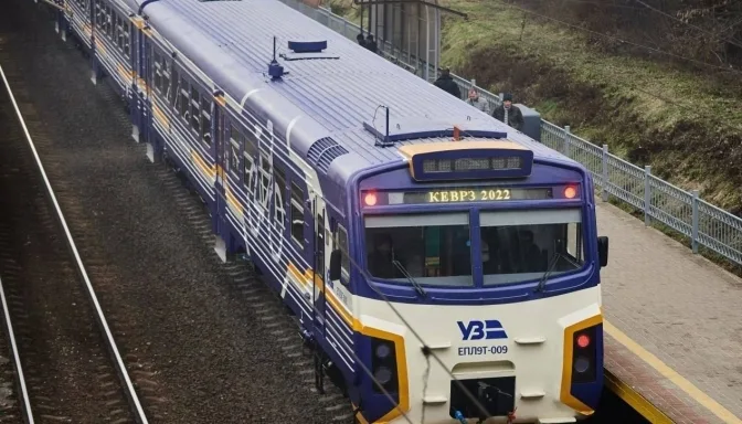 Пасажирський поїзд Укрзалізниці на станції