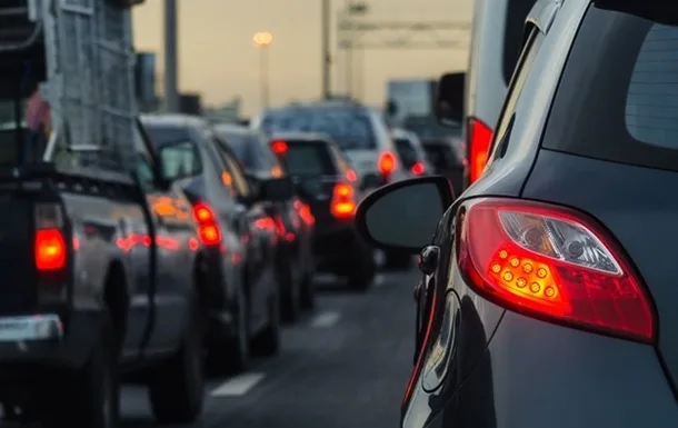 Затор автомобілів на міській дорозі