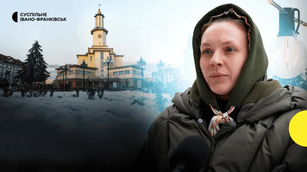 Жінка на фоні ратуші Івано-Франківська