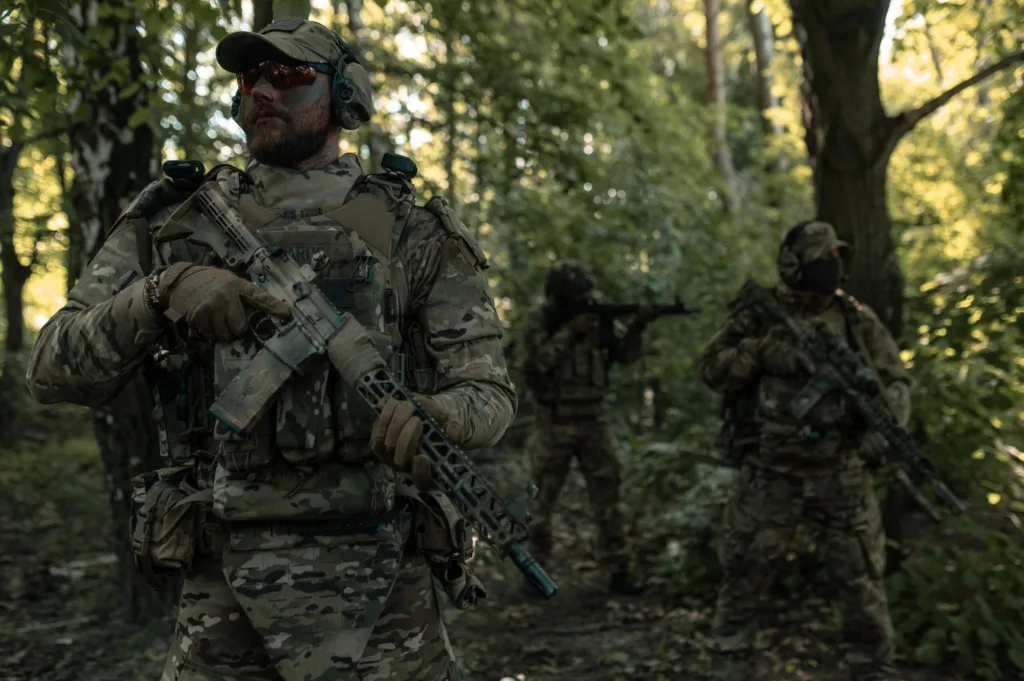 Солдати у камуфляжі під час операції в лісі