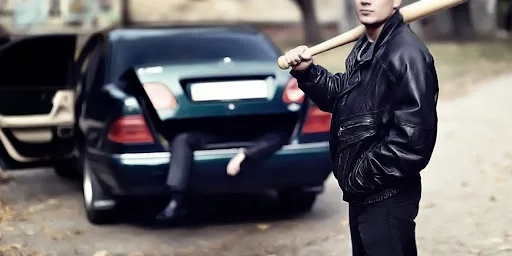 Чоловік з битою біля автомобіля