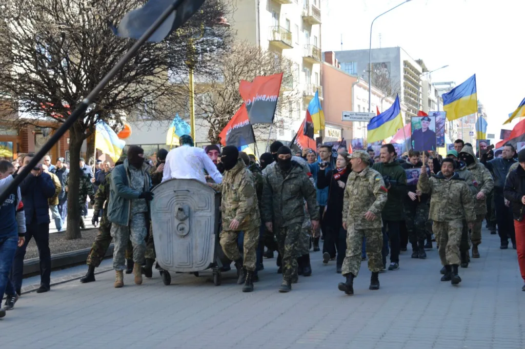 Військовий марш із прапорами на міській вулиці