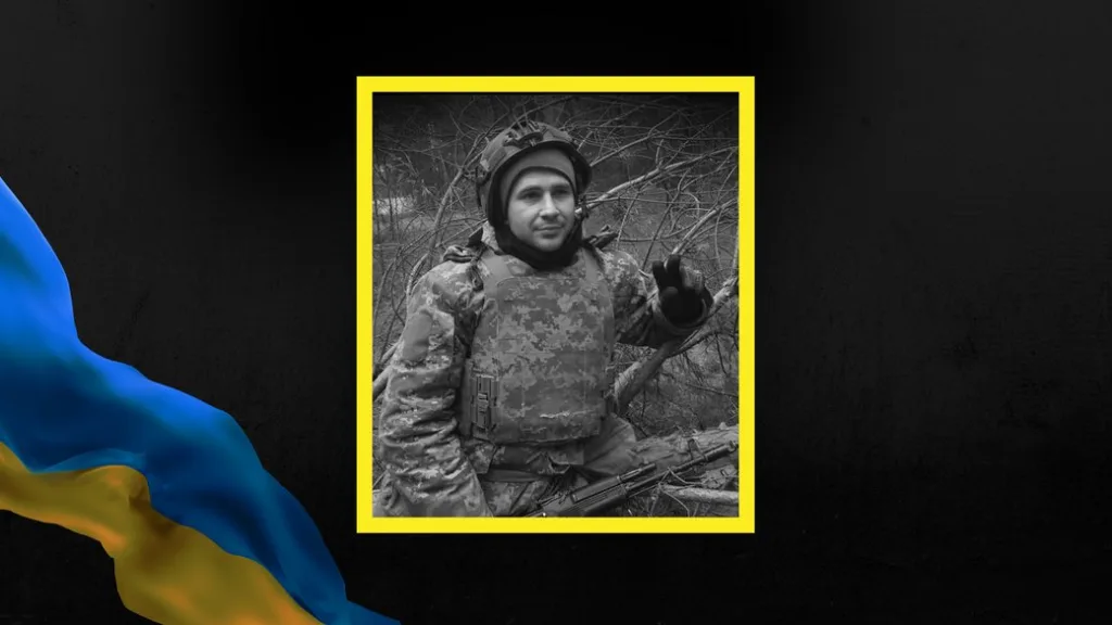 Український військовий у камуфляжі на позиції