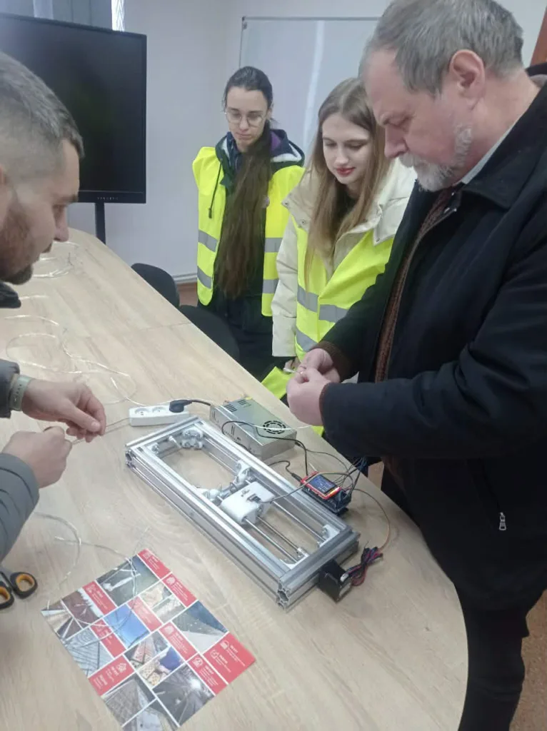 Люди тестують лабораторне обладнання на столі