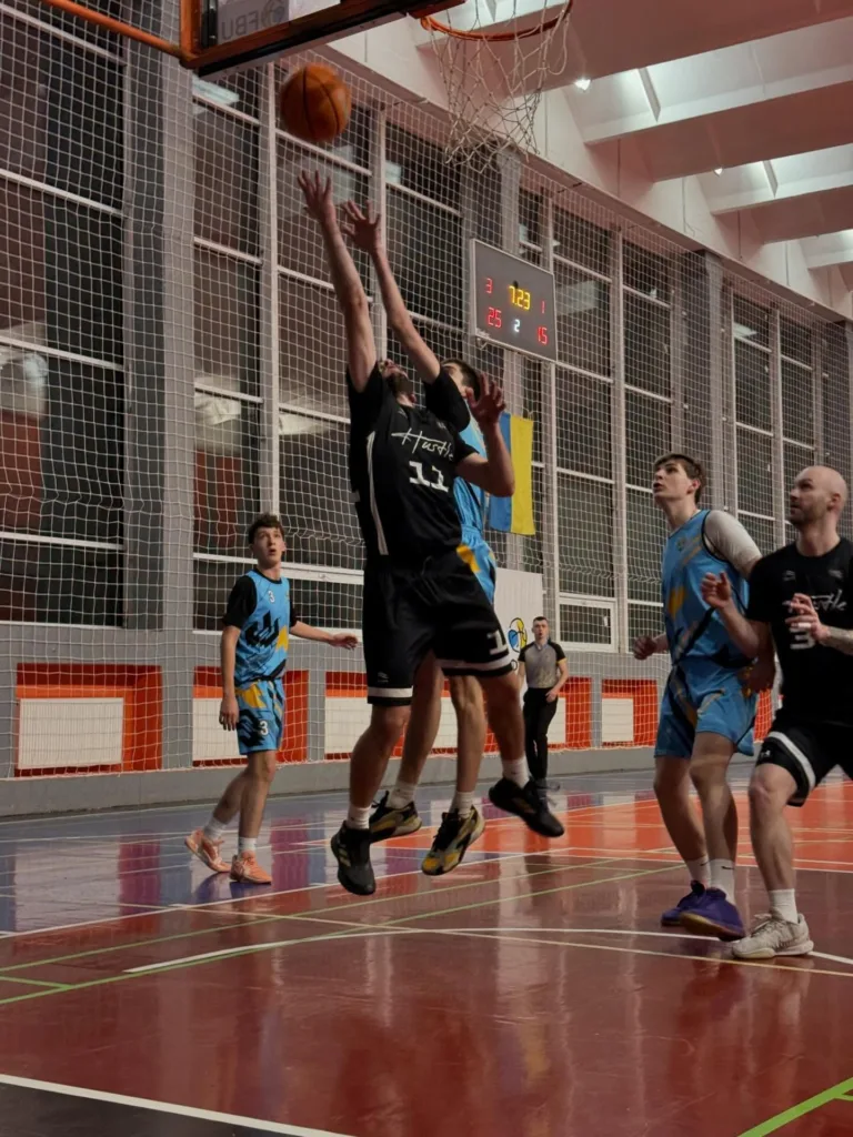 Гравці змагаються за м'яч під час баскетбольного матчу