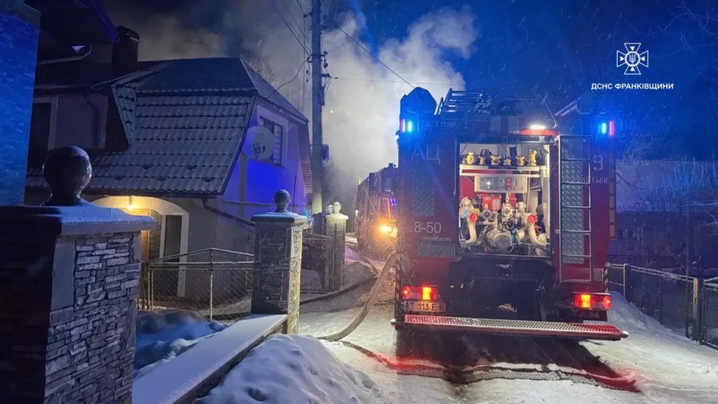 Пожежники гасять пожежу вночі в приватному будинку