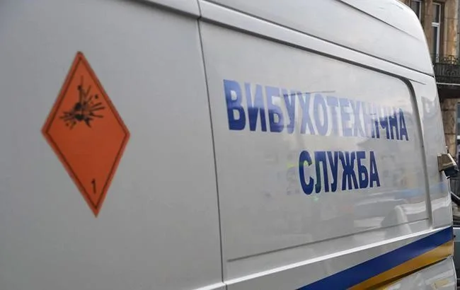 Автомобіль вибухотехнічної служби на вулиці