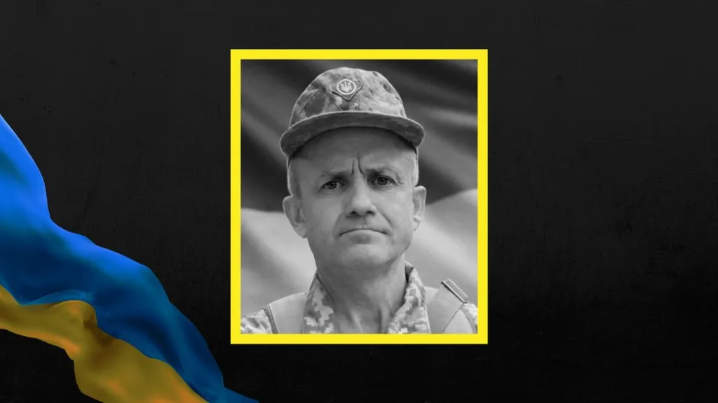 Український військовий на тлі прапора України