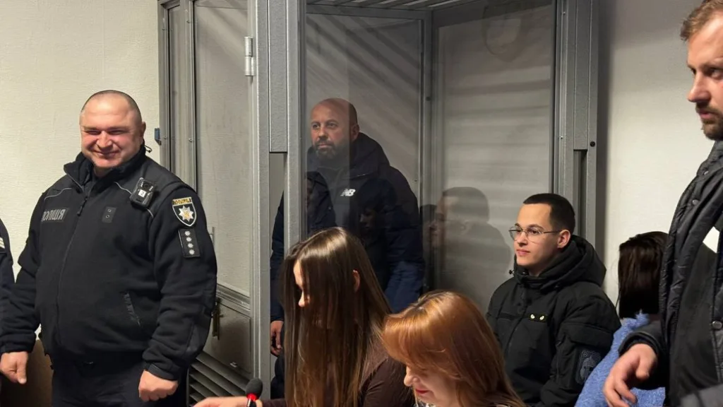 Поліцейські та люди в залі суду