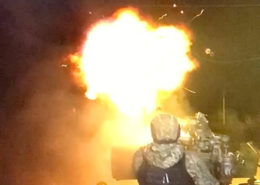 Військовий стріляє з гармати вночі