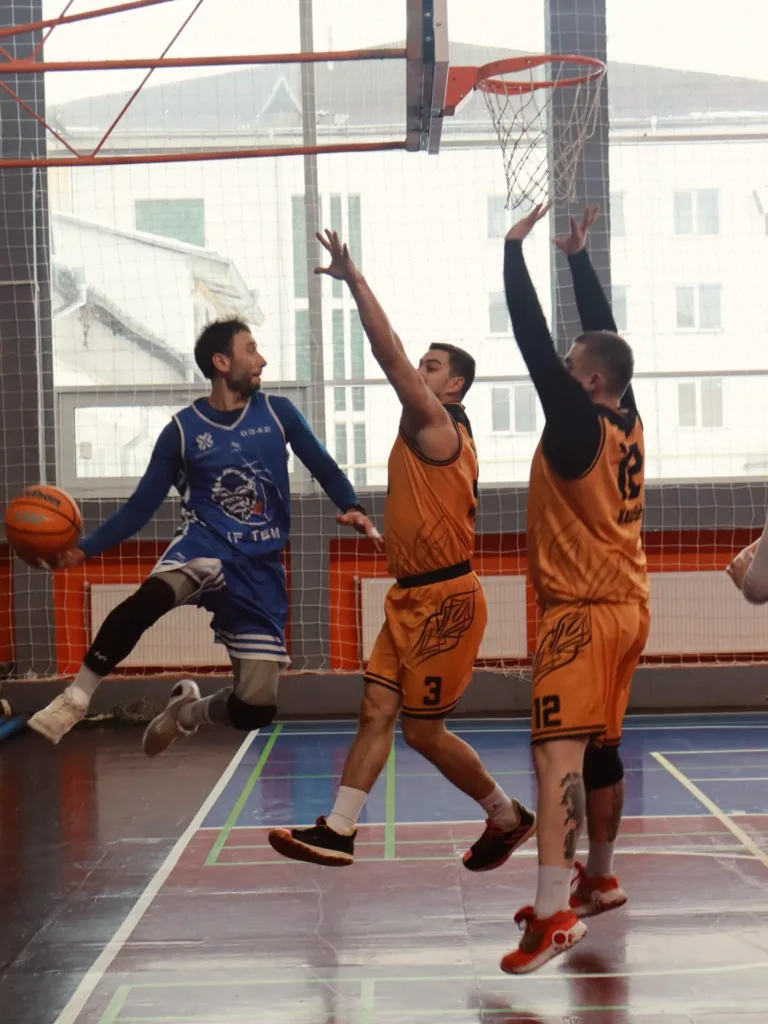 Баскетболіст робить кидок під кільцем у грі