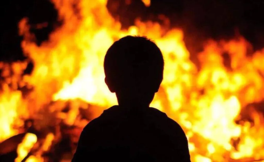 Силует дитини перед великим полум’ям