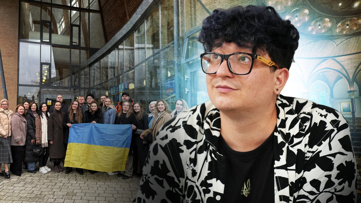 Група людей з українським прапором перед будівлею