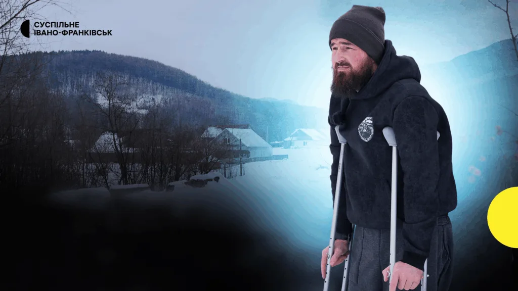 Чоловік на милицях взимку в Карпатах