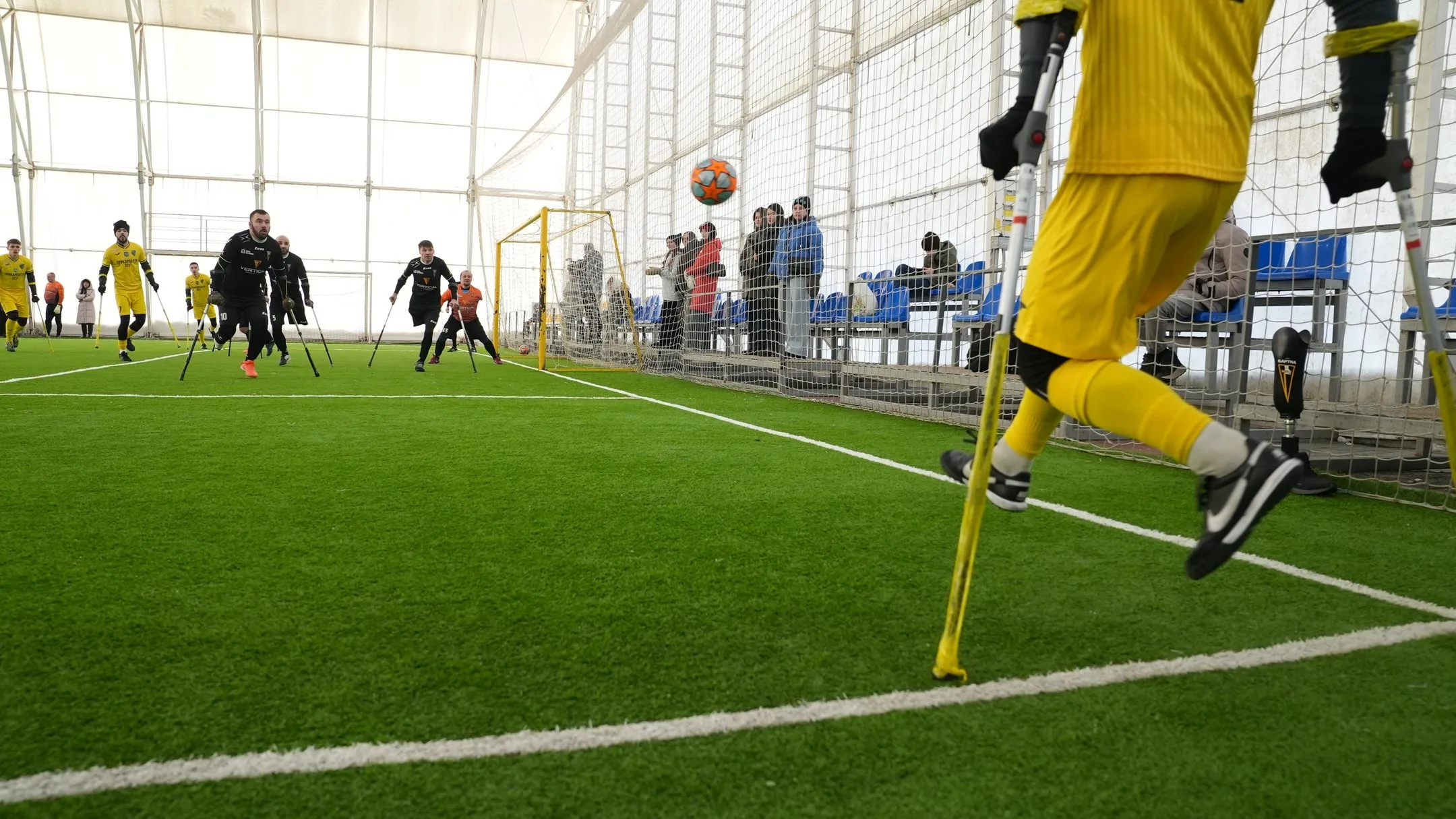 Матч ампфутболу у критому футбольному полі