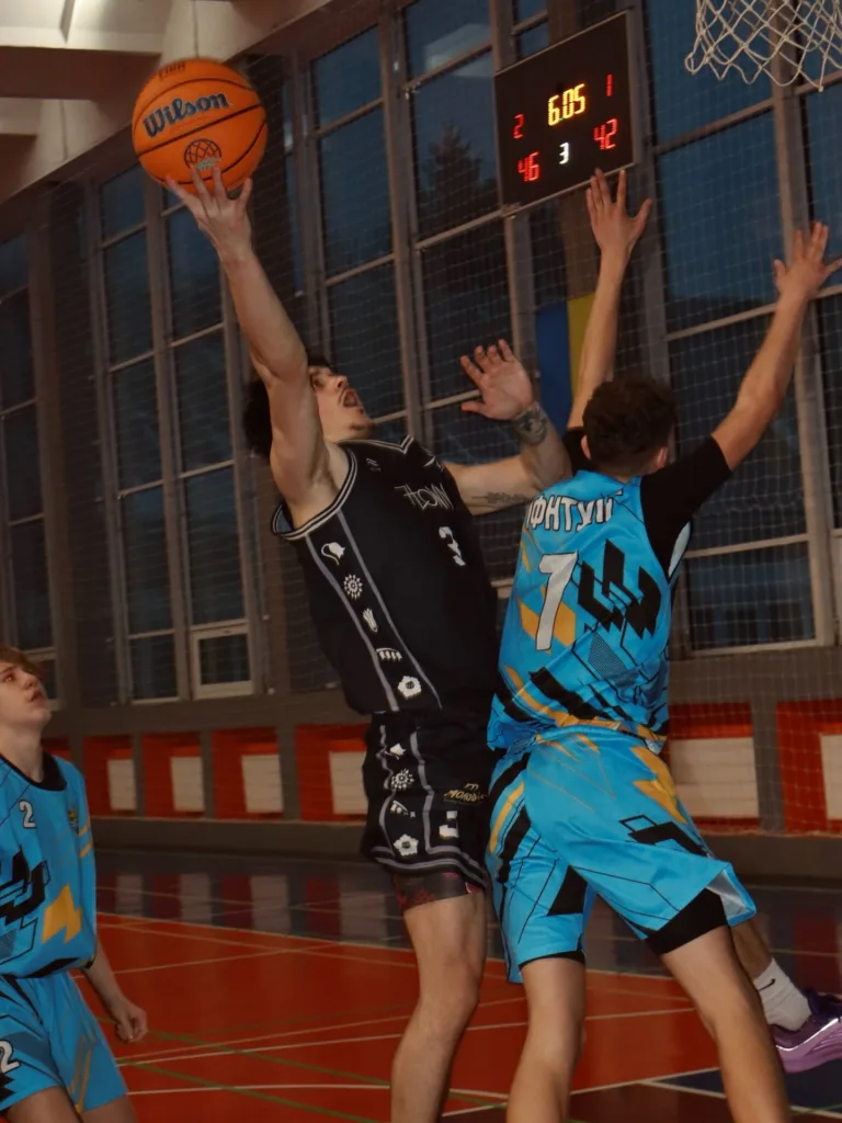 Баскетболісти змагаються під кошиком у залі