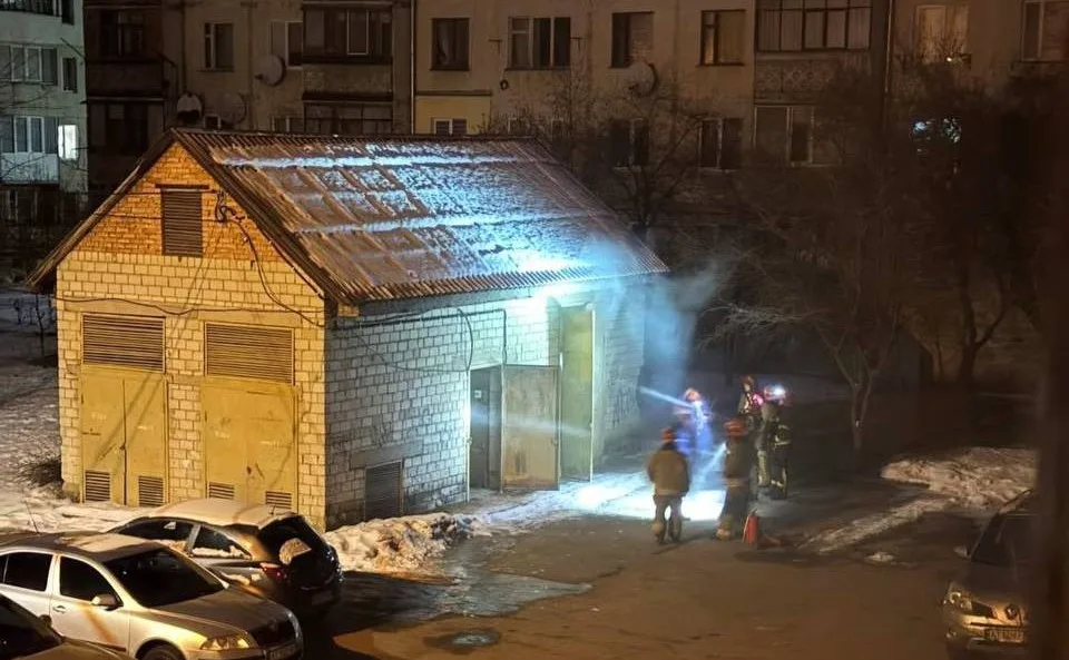 Пожежники гасять пожежу біля гаража вночі