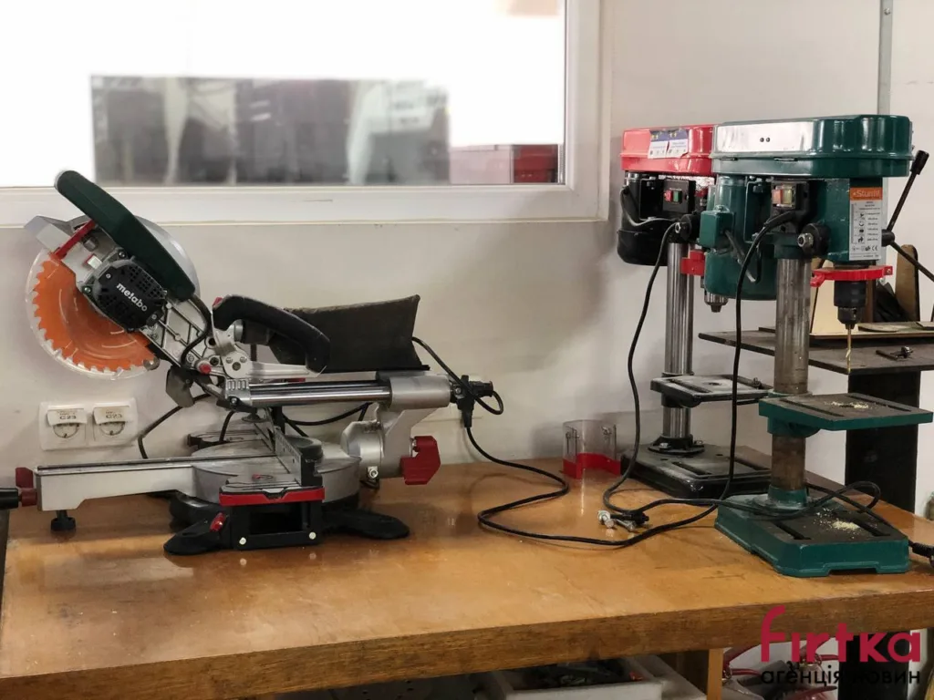 Столярні інструменти на робочому столі майстерні