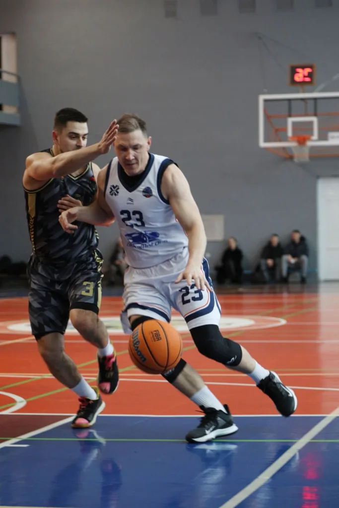 Баскетболісти змагаються за м'яч на майданчику