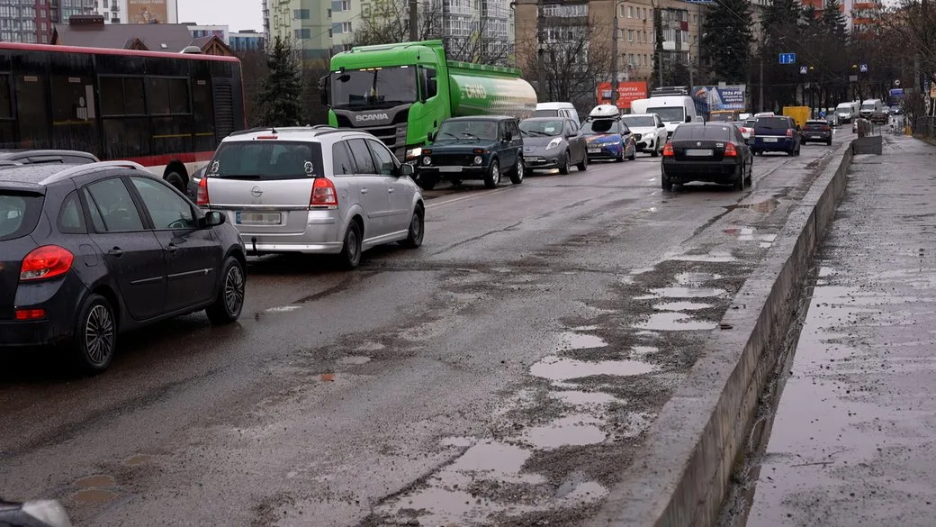 Дорога з ямами і затор з автомобілів