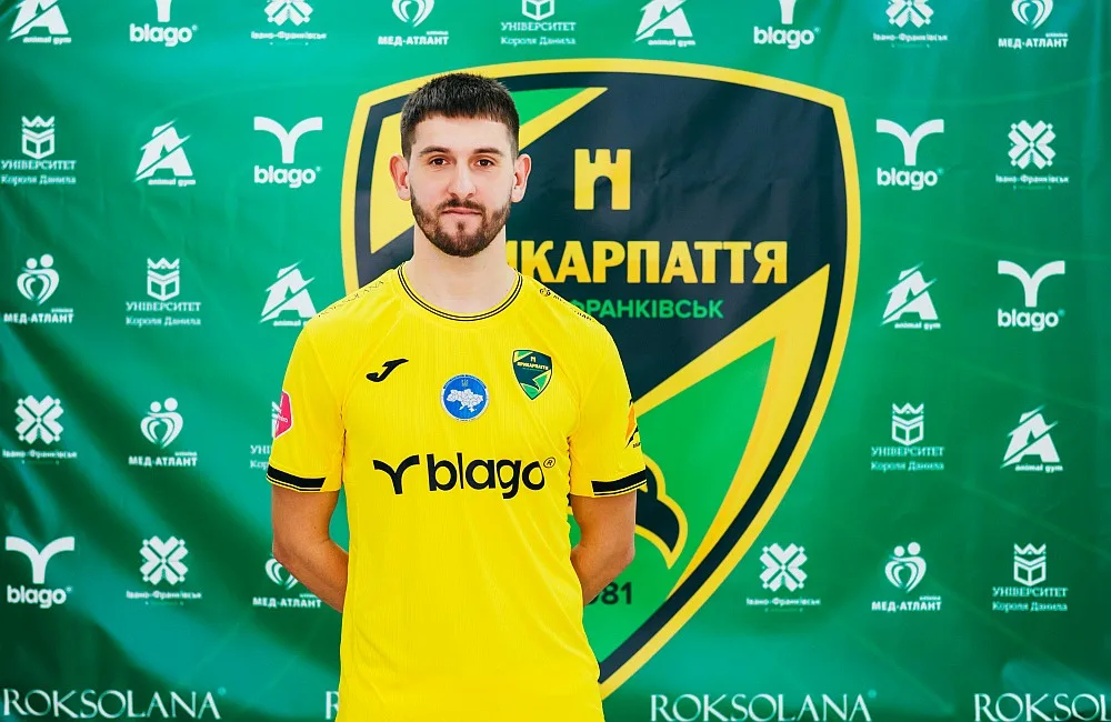 Футболіст команди Карпати Івано-Франківськ у жовтій формі