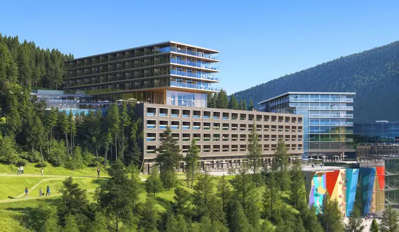 Сучасний готель у горах серед зеленого лісу