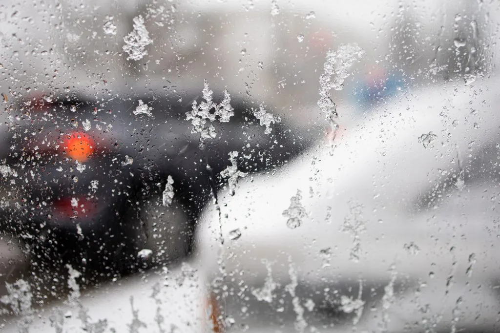 Сніг на вікні автомобіля під час хуртовини