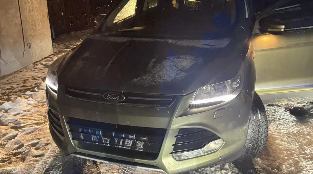 Автомобіль Ford на снігу вночі