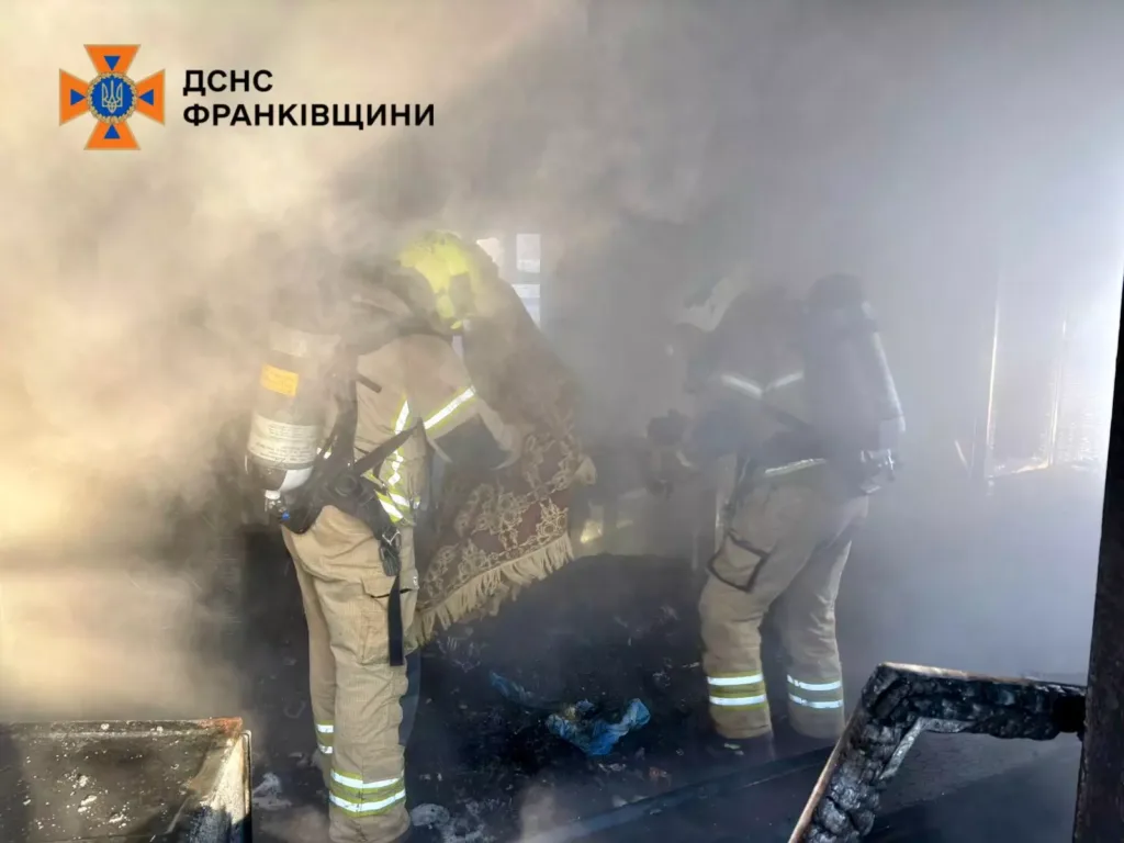 Пожежники гасять пожежу в задимленому приміщенні