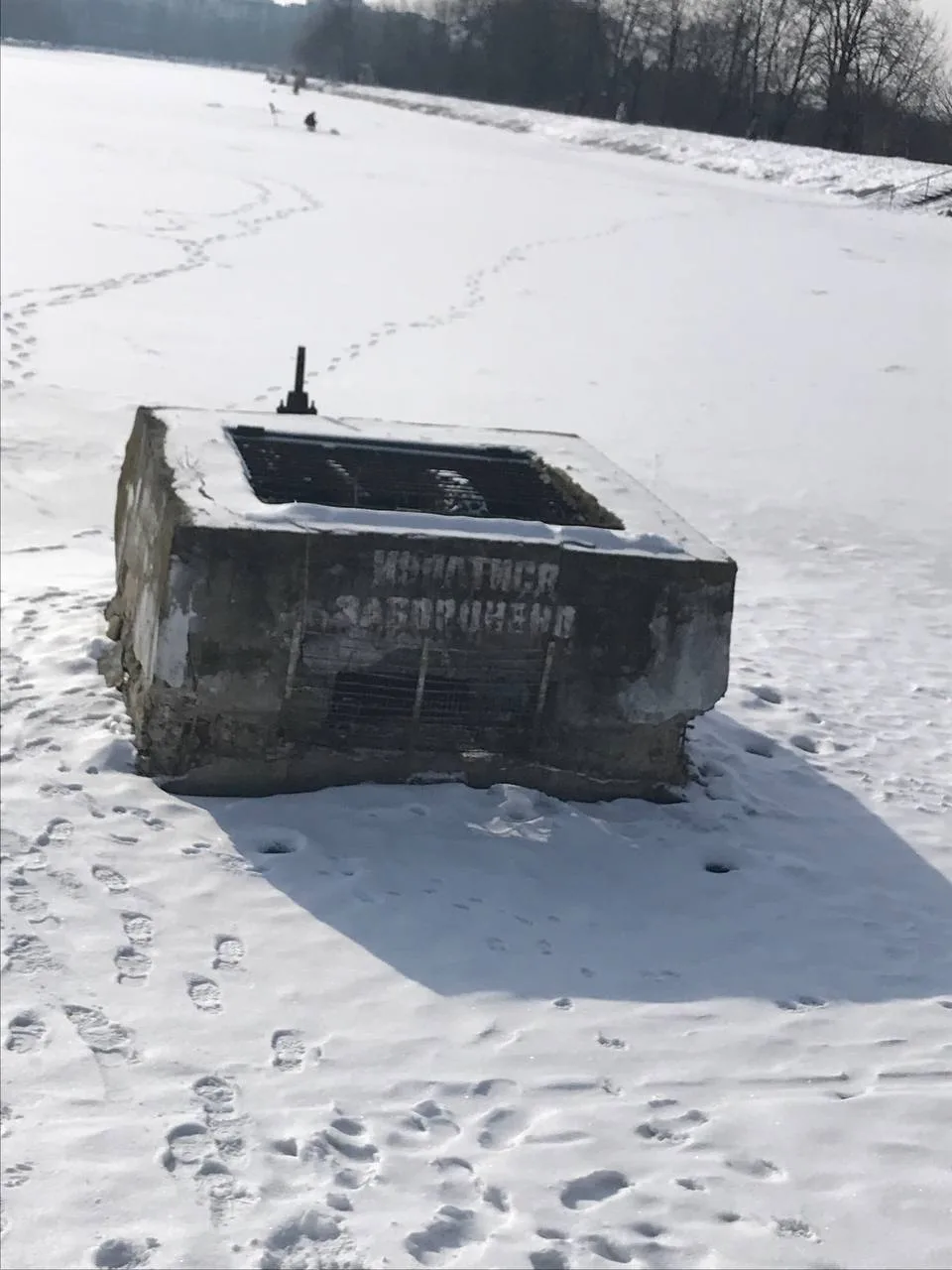 Зимовий ставок із кригою та бетонною спорудою