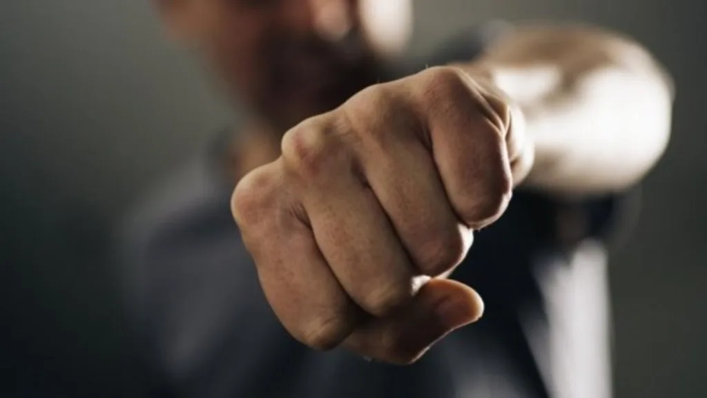 Кулак чоловіка спрямований вперед