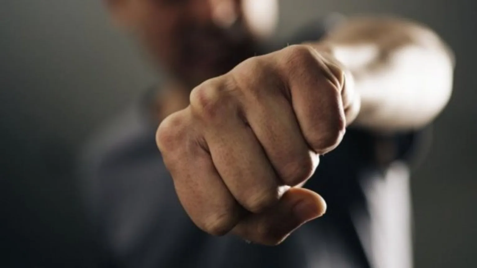 Кулак чоловіка спрямований вперед