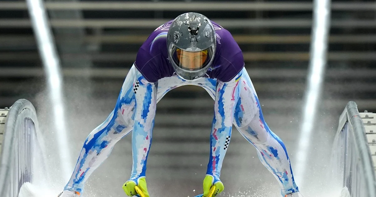 Спортсмен стартує на трасі скелетону