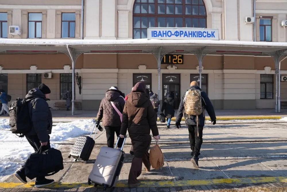 Люди з валізами на вокзалі Івано-Франківська