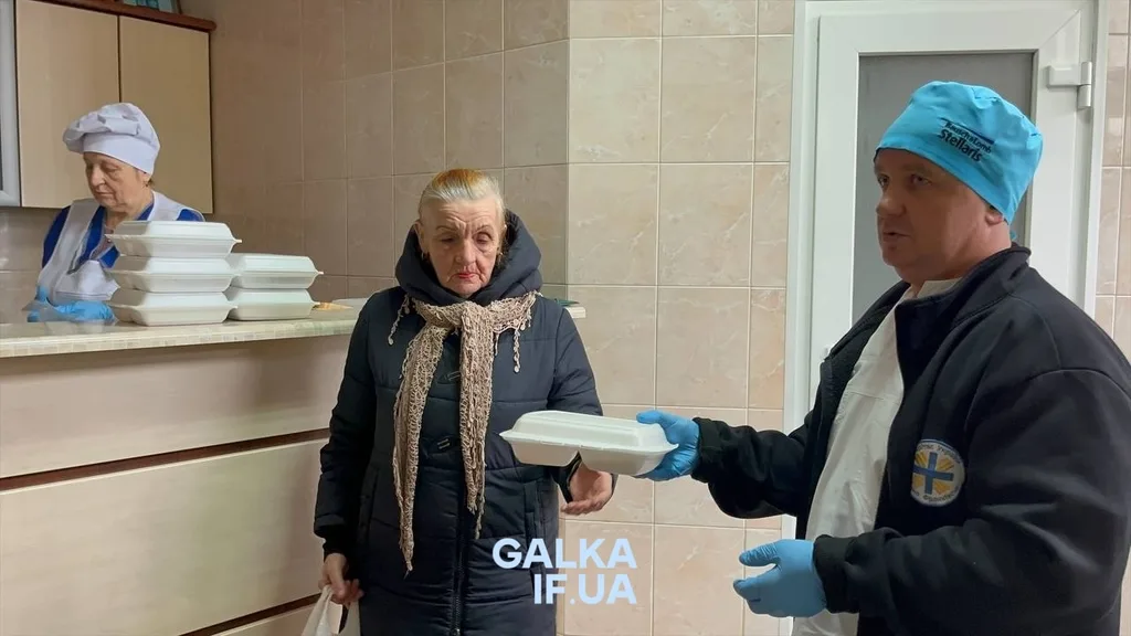 Видача безкоштовних обідів для людей у їдальні