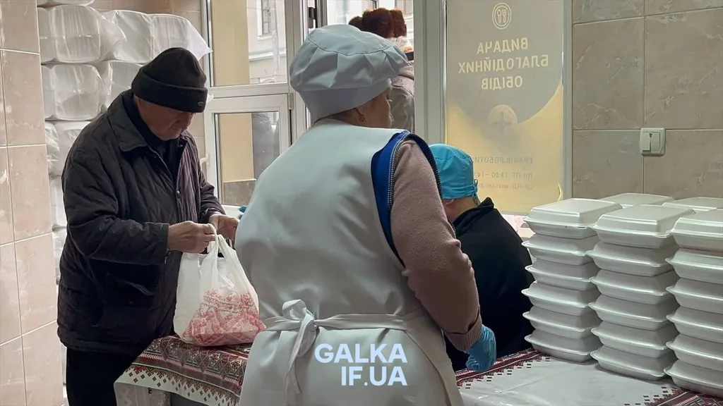 Волонтери роздають безкоштовну їжу людям у їдальні