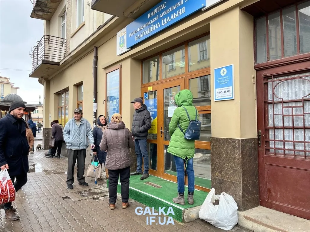 Люди перед благодійною їдальнею Івано-Франківська