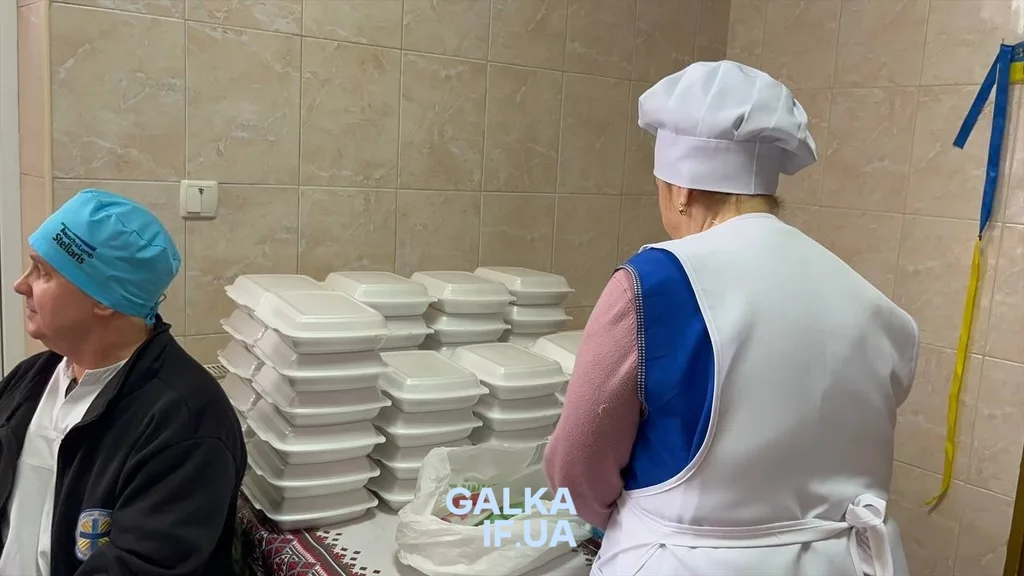 Кухарі готують та пакують обіди у контейнерах