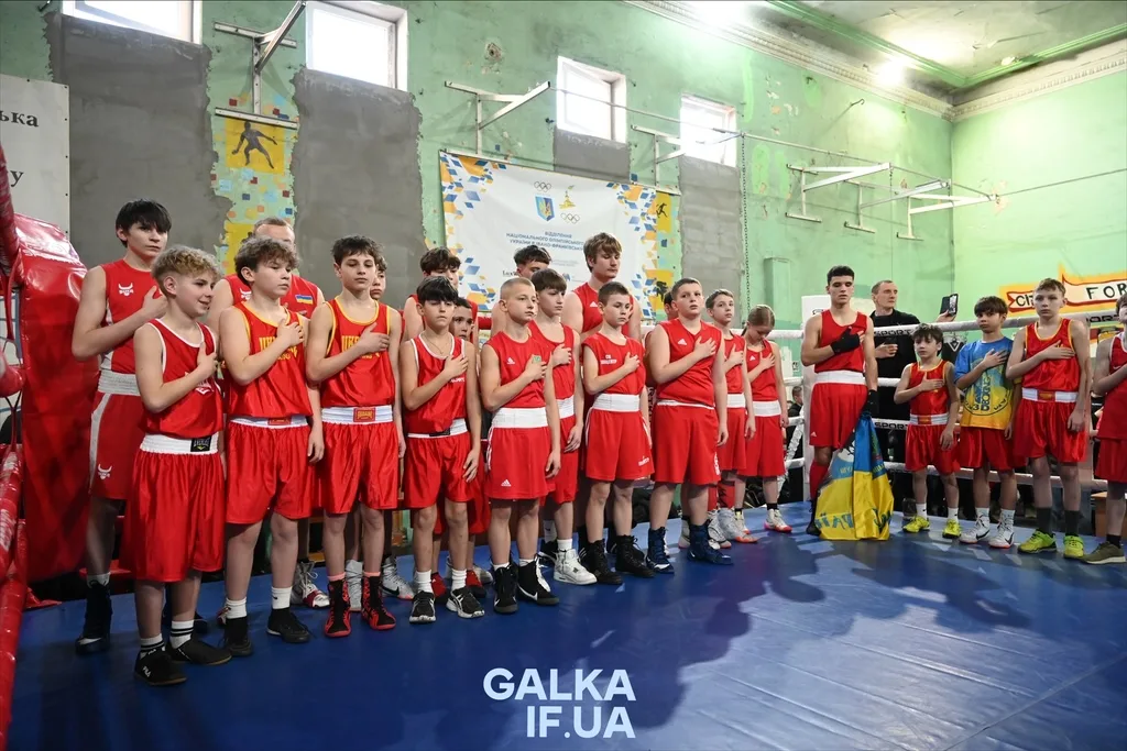 Юні боксери в червоній формі перед змаганнями